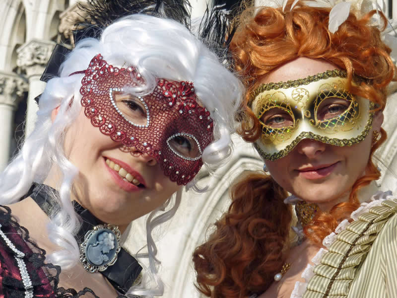 Travel-Happy-couple-San-Marco-Piazza-Italy-Venice