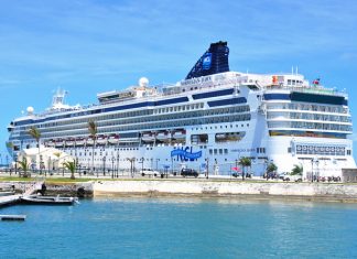 Big cruise ship docked at Dockyards guide to book - Travel from and to Australia - Cruise