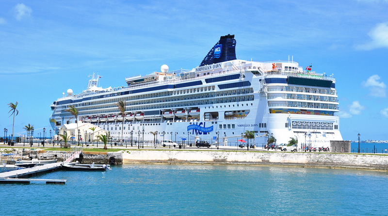 Big cruise ship docked at Dockyards guide to book - Travel from and to Australia - Cruise