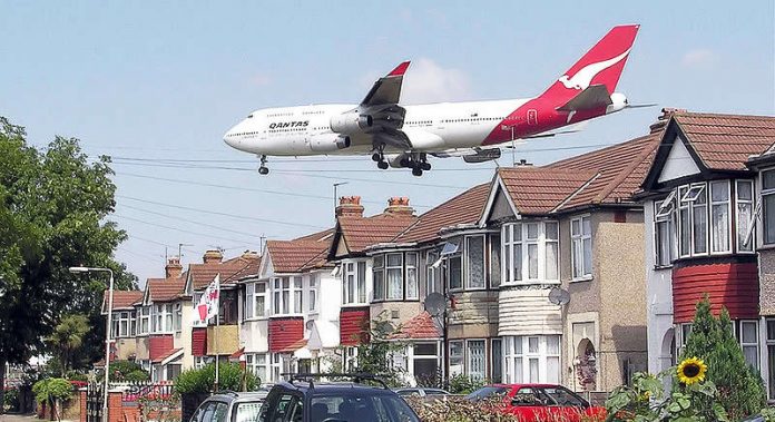 Qantas airplane landing - Myrtle Avenue near Heathrow airport - Australians Travelling - London Heathrow