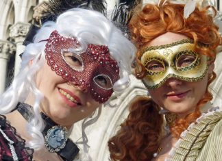 Travel-Happy-couple-San-Marco-Piazza-Italy-Venice